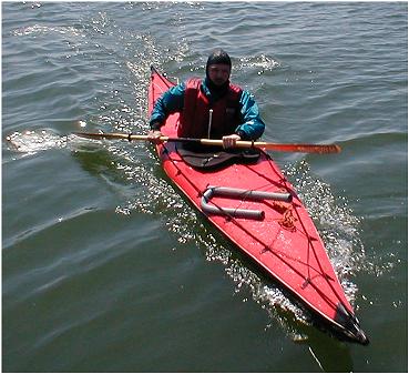 Boot von vorn im Sprint